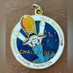 Space Shuttle Challenger Mission STS-8 pendant